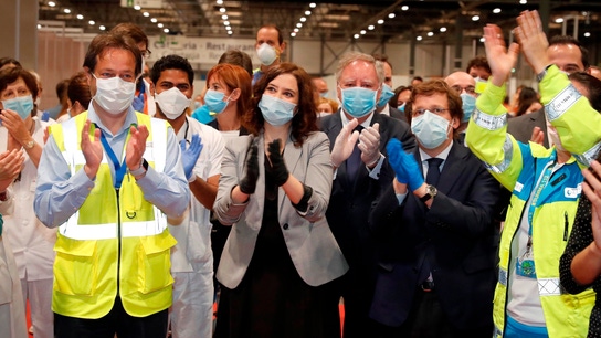 La presidenta de la Comunidad de Madrid, Isabel Díaz Ayuso, y el alcalde de Madrid, José Luis Rodriguez Almeida, entre otras autoridades, durante el acto de cierre en el interior del hospital de campaña del recinto ferial de Ifema